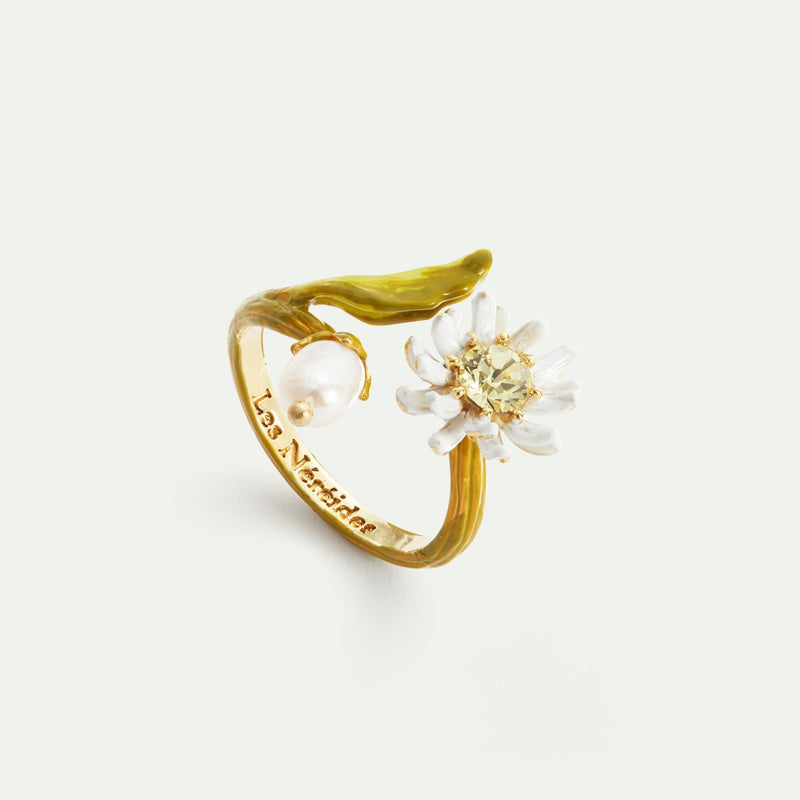 WHITE & GREEN DAISY, MOTHER OF PEARL ADJUSTABLE RING