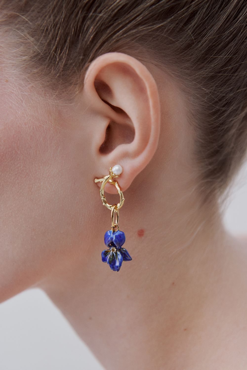 TWISTED POST GOLDEN HOOP EARRINGS