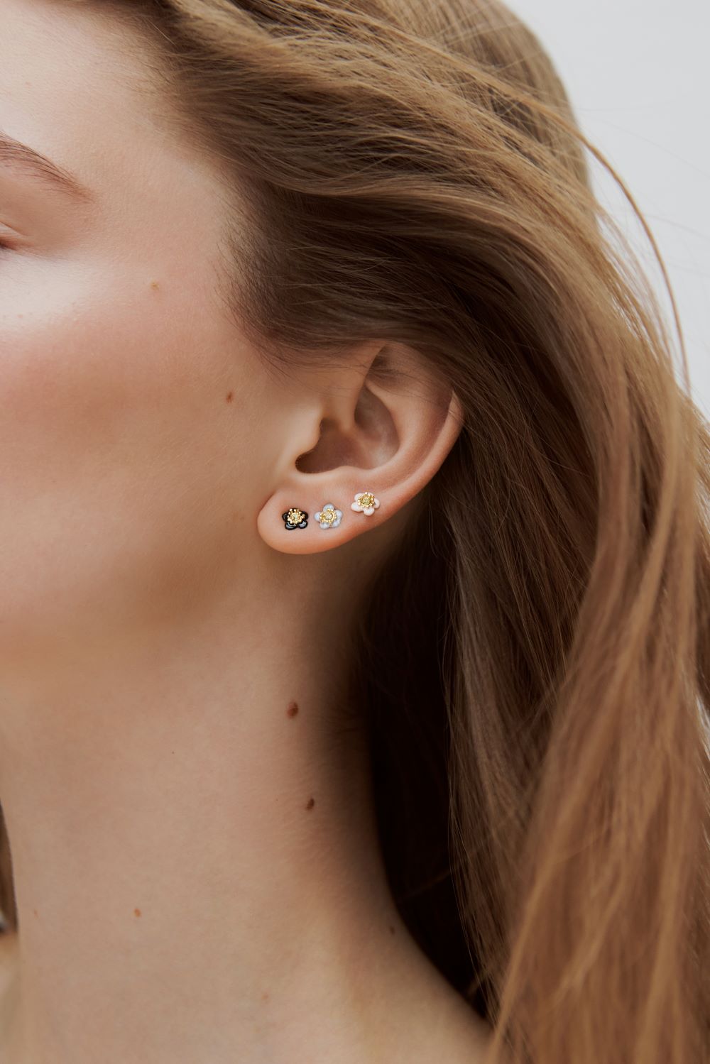 SINGLE EARRING WITH BLACK FLOWER & FACETED STONE